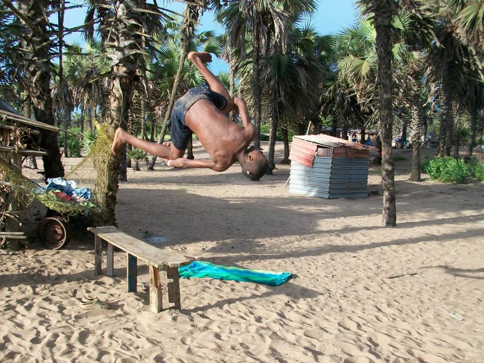 Bambino che salta in Barra do Cuanza, Angola