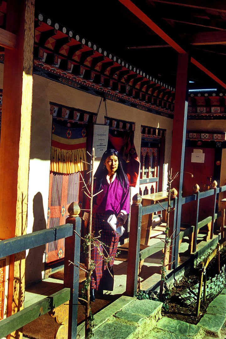 Donna davanti a una casa in Bhutan